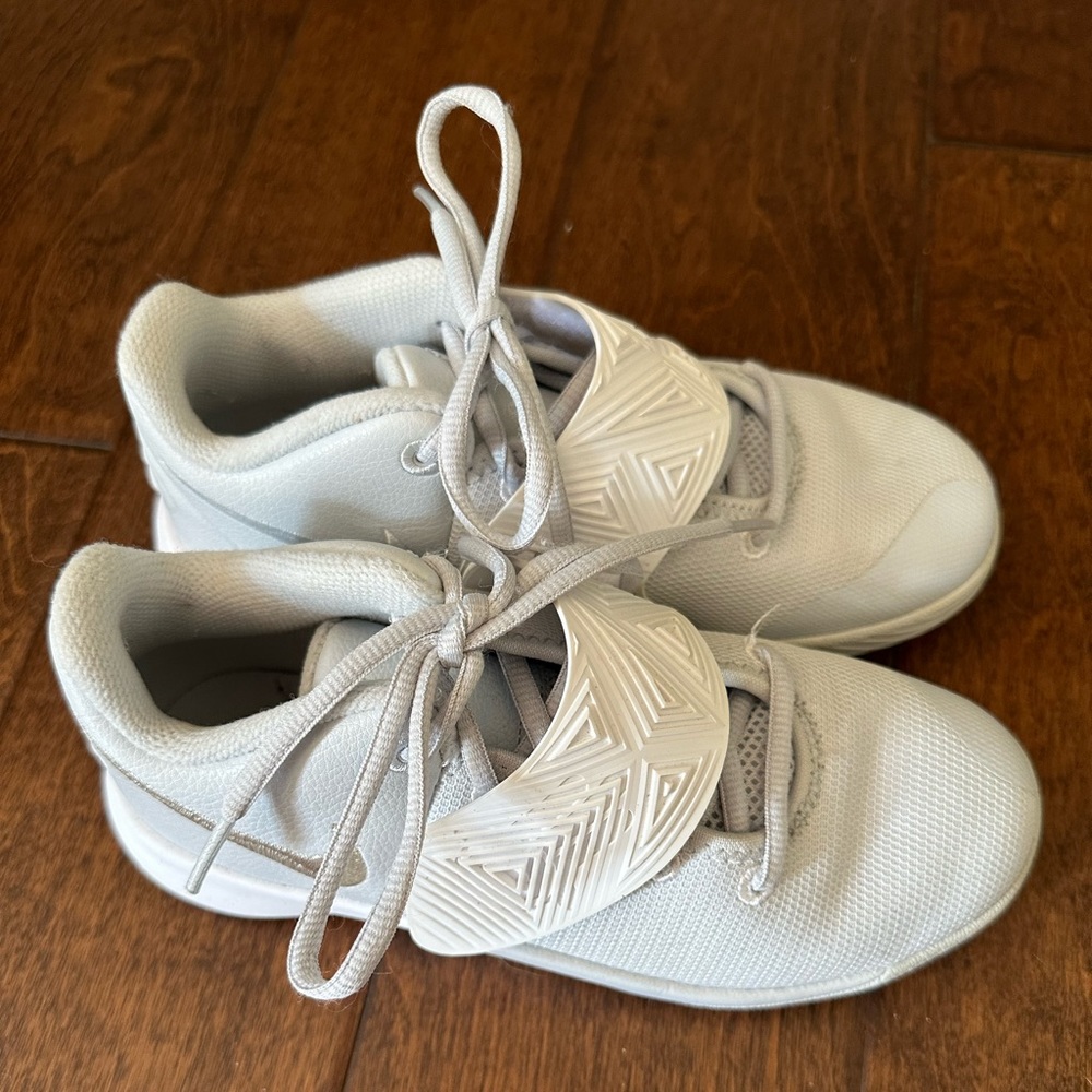 Nike Kyrie Flytrap Basketball Shoes- 2